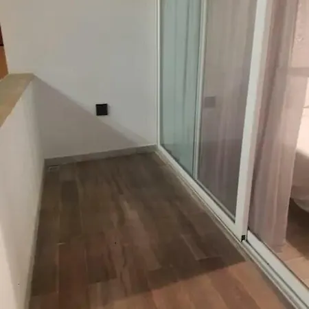 Designer 1 Bedroom By Ferries Apartment *